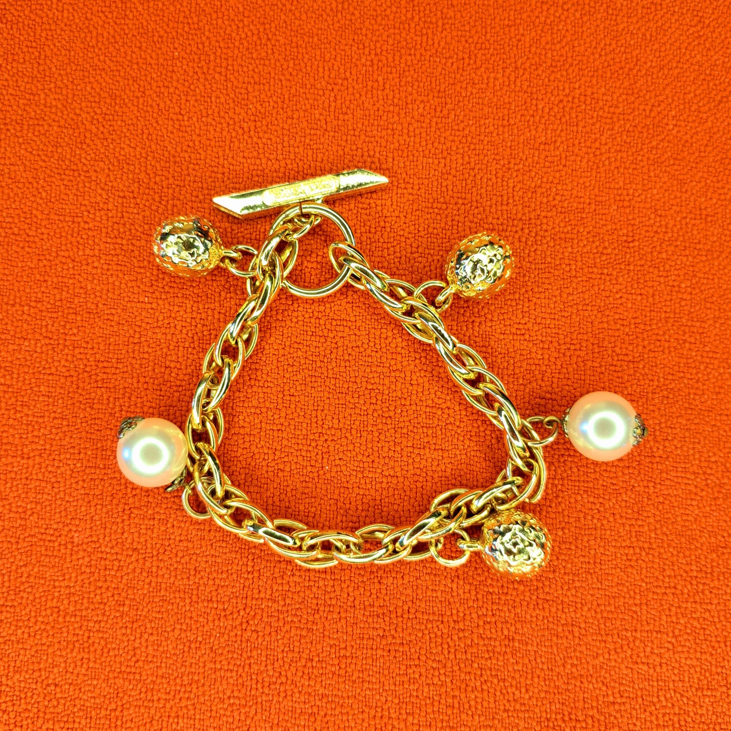 Vintage Bracelet doré, Cacharel ligne lingerie des années 1980.