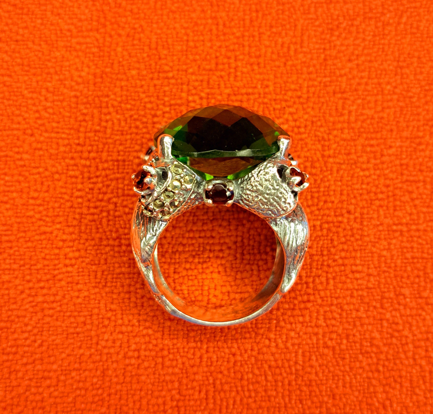 Vintage Bague en Argent 925 - Grosse Pierre Verte Facettée & Cœurs Orangés
